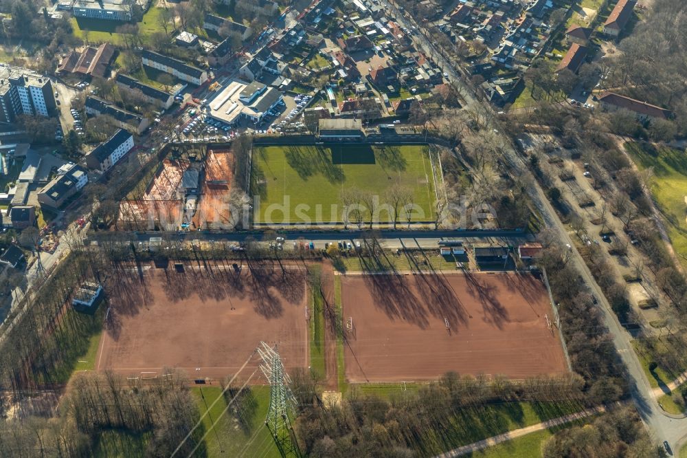 Dinslaken aus der Vogelperspektive: Ensemble der Sportplatzanlagen an der Straße Zum Fischerbusch in Dinslaken im Bundesland Nordrhein-Westfalen, Deutschland