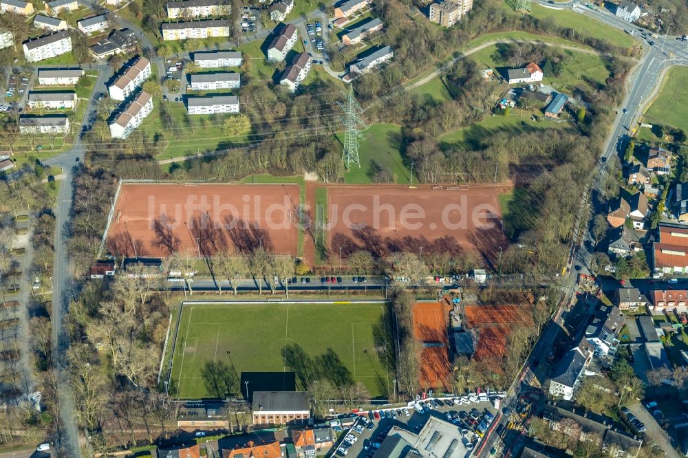 Luftaufnahme Dinslaken - Ensemble der Sportplatzanlagen an der Straße Zum Fischerbusch in Dinslaken im Bundesland Nordrhein-Westfalen, Deutschland