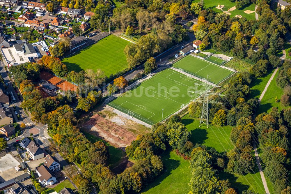 Dinslaken aus der Vogelperspektive: Ensemble der Sportplatzanlagen an der Straße Zum Fischerbusch in Dinslaken im Bundesland Nordrhein-Westfalen, Deutschland