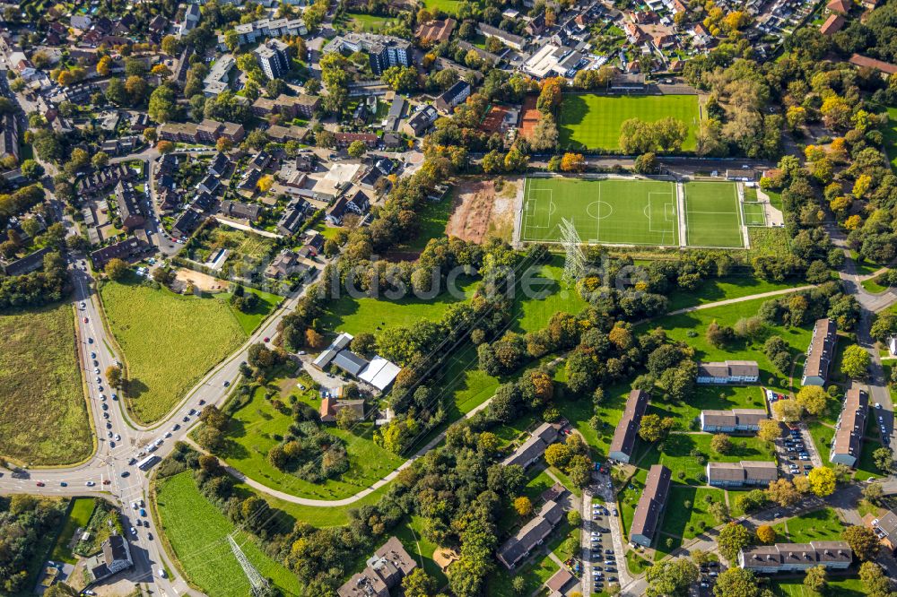 Luftaufnahme Dinslaken - Ensemble der Sportplatzanlagen an der Straße Zum Fischerbusch in Dinslaken im Bundesland Nordrhein-Westfalen, Deutschland