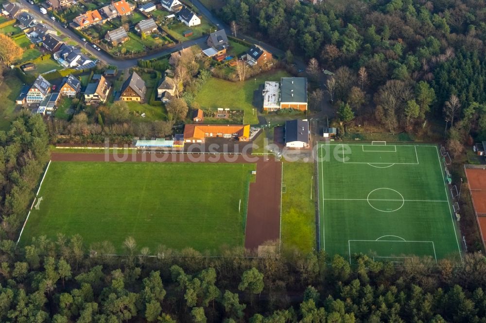 Flaesheim aus der Vogelperspektive: Ensemble der Sportplatzanlagen des SuS Concordia Flaesheim 1969 e.V. in Flaesheim im Bundesland Nordrhein-Westfalen, Deutschland