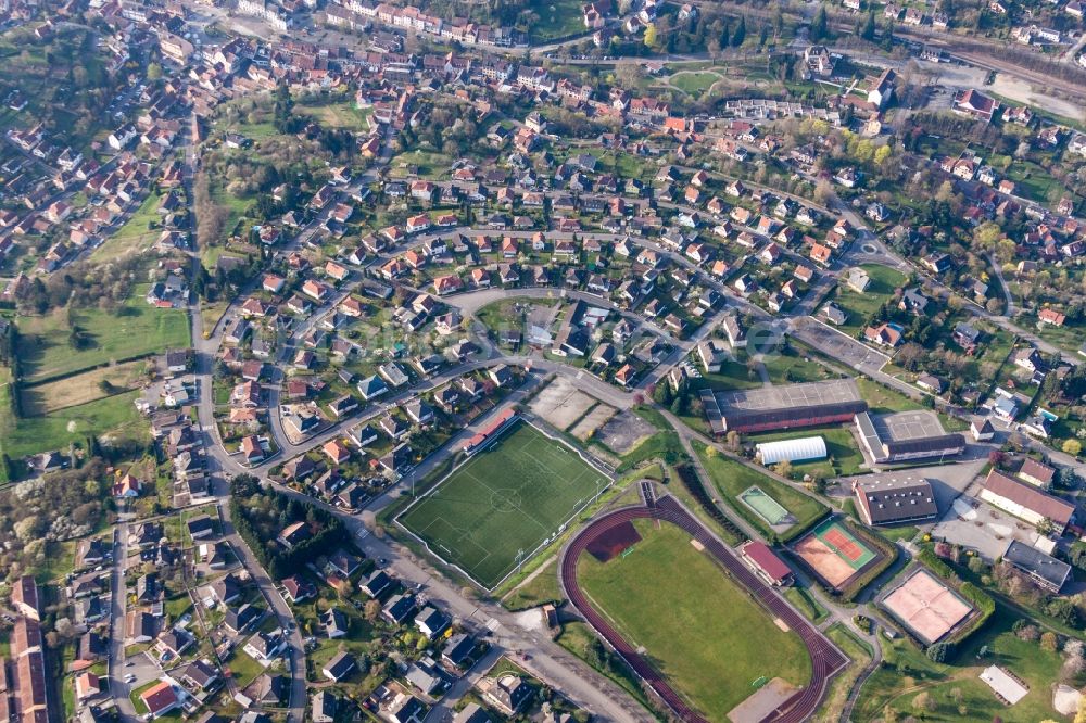 Niederbronn-les-Bains von oben - Ensemble der Sportplatzanlagen terrain de football synthètique in Niederbronn-les-Bains in Grand Est, Frankreich