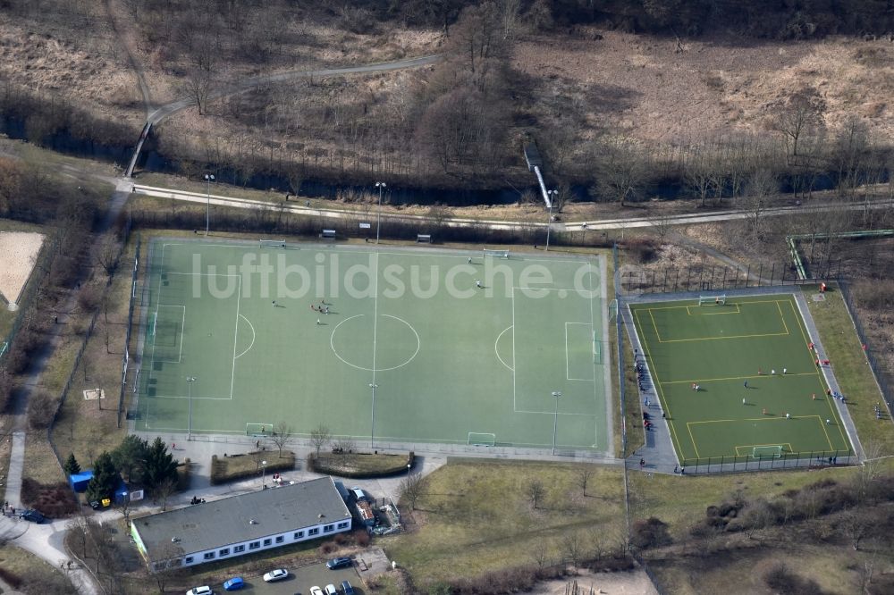 Luftaufnahme Berlin - Ensemble der Sportplatzanlagen Teterower Ring im Ortsteil Kaulsdorf in Berlin