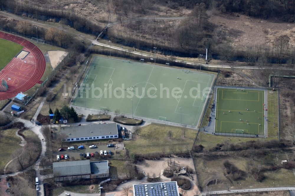 Berlin von oben - Ensemble der Sportplatzanlagen Teterower Ring im Ortsteil Kaulsdorf in Berlin