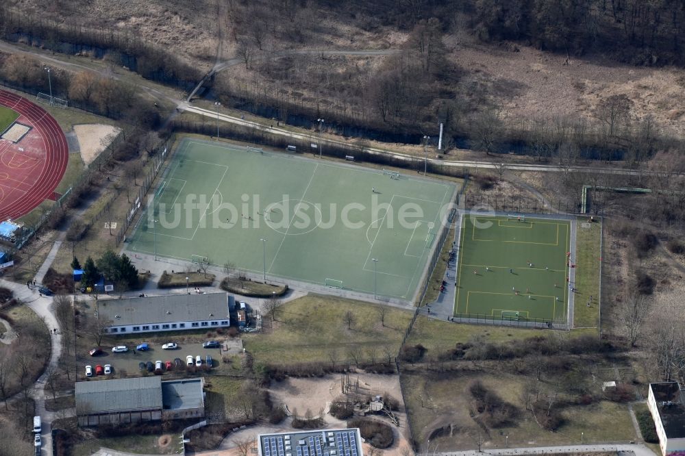 Berlin aus der Vogelperspektive: Ensemble der Sportplatzanlagen Teterower Ring im Ortsteil Kaulsdorf in Berlin