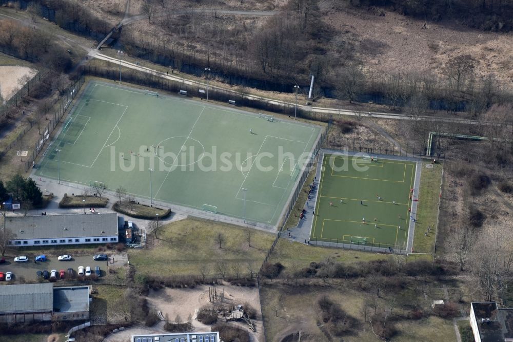 Luftbild Berlin - Ensemble der Sportplatzanlagen Teterower Ring im Ortsteil Kaulsdorf in Berlin