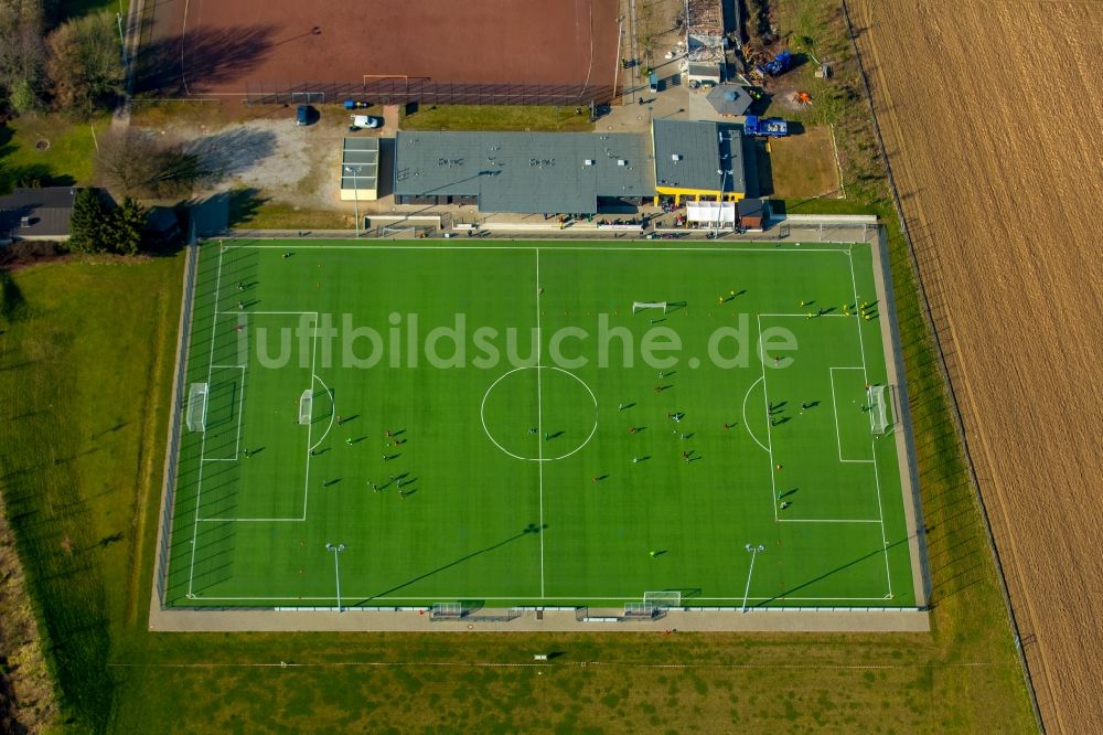 Kamp-Lintfort aus der Vogelperspektive: Ensemble der Sportplatzanlagen mit Trainingsmannschaft des TuS Fichte Lintfort 1914 e.V. an der Franzstraße in Kamp-Lintfort im Bundesland Nordrhein-Westfalen