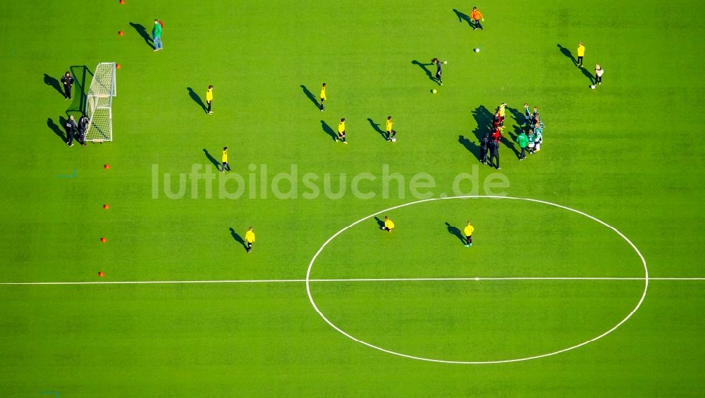 Luftaufnahme Kamp-Lintfort - Ensemble der Sportplatzanlagen mit Trainingsmannschaft des TuS Fichte Lintfort 1914 e.V. an der Franzstraße in Kamp-Lintfort im Bundesland Nordrhein-Westfalen