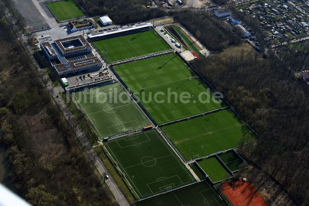 Luftaufnahme Leipzig - Ensemble der Sportplatzanlagen RB-Trainingszentrum am Cottaweg im Ortsteil Altlindenau in Leipzig im Bundesland Sachsen