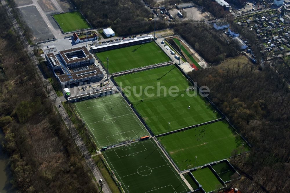 Leipzig von oben - Ensemble der Sportplatzanlagen RB-Trainingszentrum am Cottaweg im Ortsteil Altlindenau in Leipzig im Bundesland Sachsen