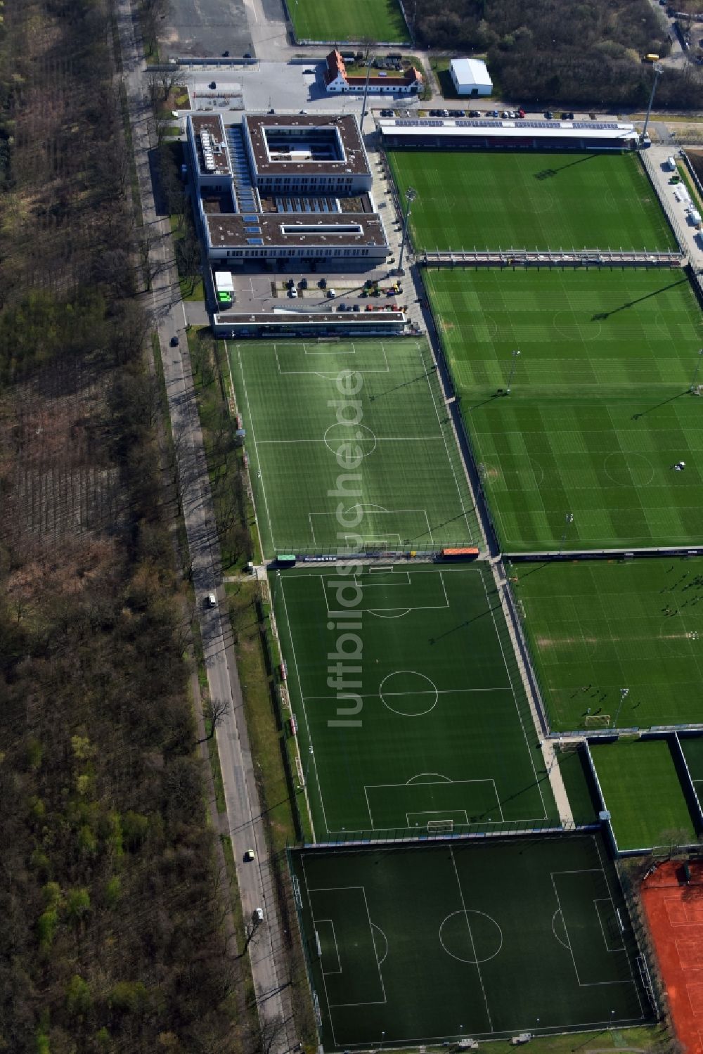 Luftbild Leipzig - Ensemble der Sportplatzanlagen RB-Trainingszentrum am Cottaweg im Ortsteil Altlindenau in Leipzig im Bundesland Sachsen