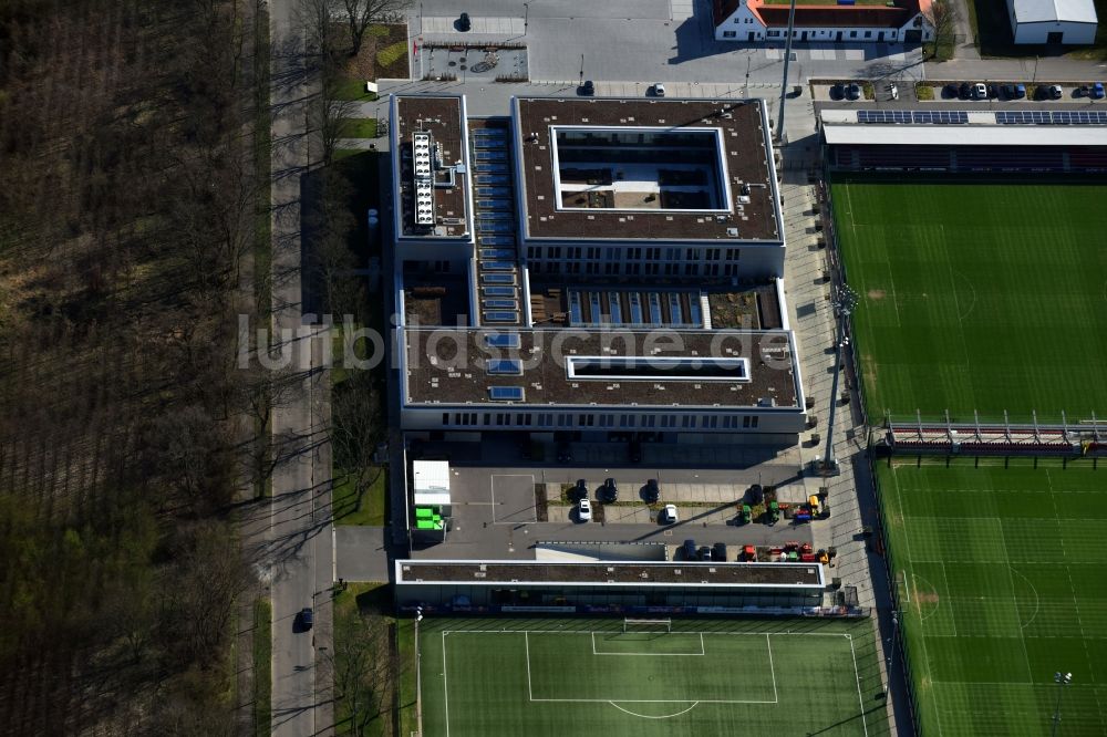 Luftaufnahme Leipzig - Ensemble der Sportplatzanlagen RB-Trainingszentrum am Cottaweg im Ortsteil Altlindenau in Leipzig im Bundesland Sachsen