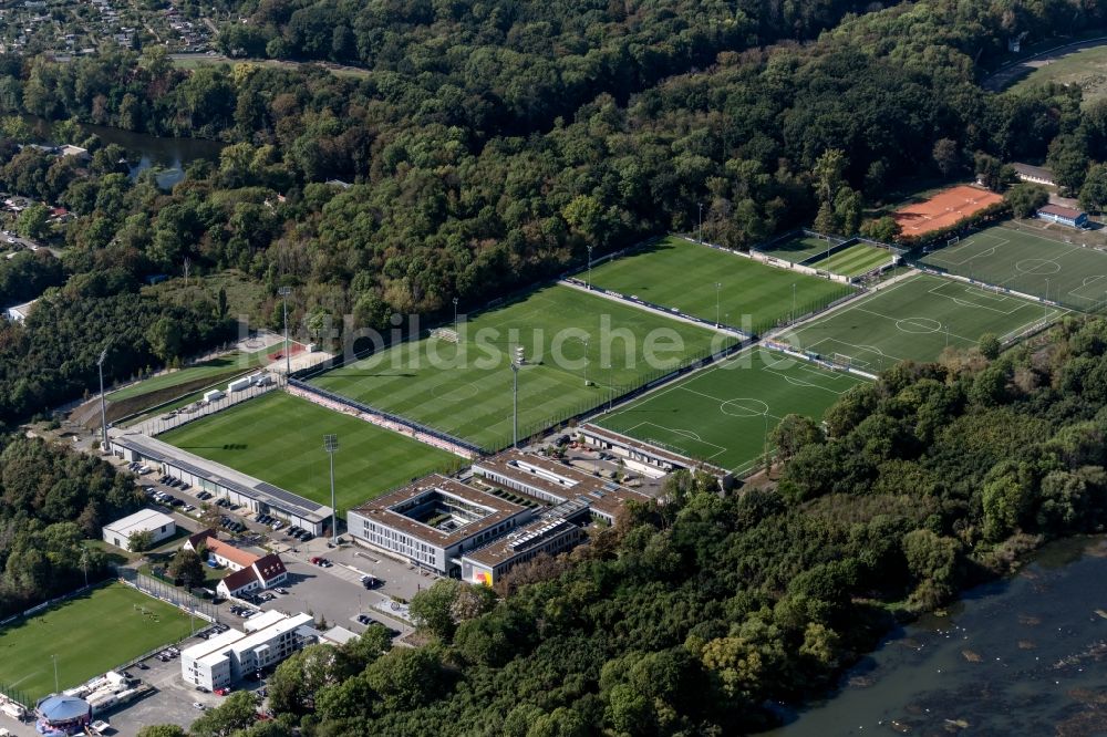 Leipzig von oben - Ensemble der Sportplatzanlagen RB-Trainingszentrum am Cottaweg im Ortsteil Altlindenau in Leipzig im Bundesland Sachsen