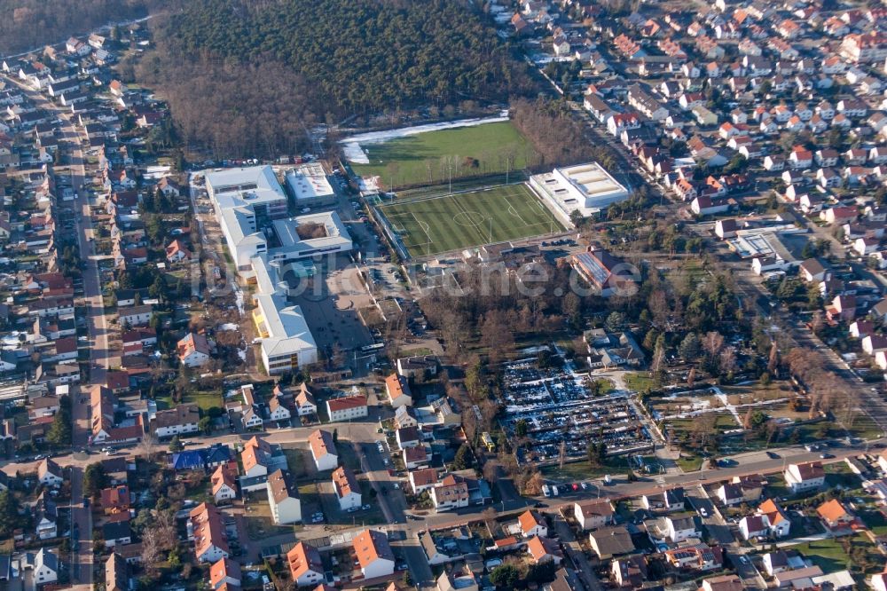 Luftaufnahme Maxdorf - Ensemble der Sportplatzanlagen des TSG Maxdorf mit Waldsporthalle in Maxdorf im Bundesland Rheinland-Pfalz, Deutschland