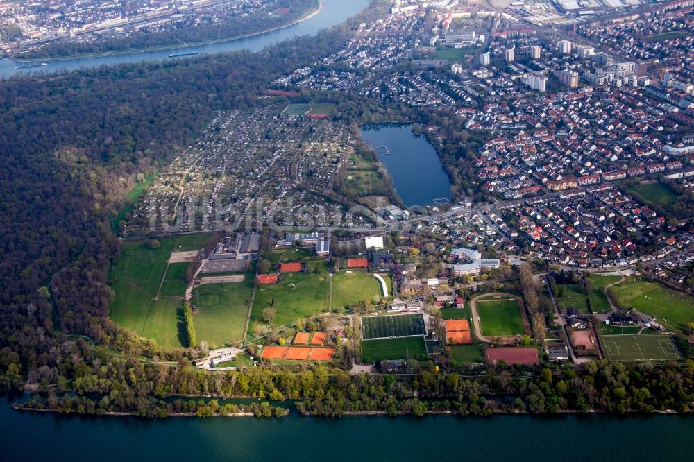 Mannheim von oben - Ensemble der Sportplatzanlagen des TSV Mannheim-Neckarau und Badesee Stollenwörthweier im Ortsteil Neckarau in Mannheim im Bundesland Baden-Württemberg, Deutschland