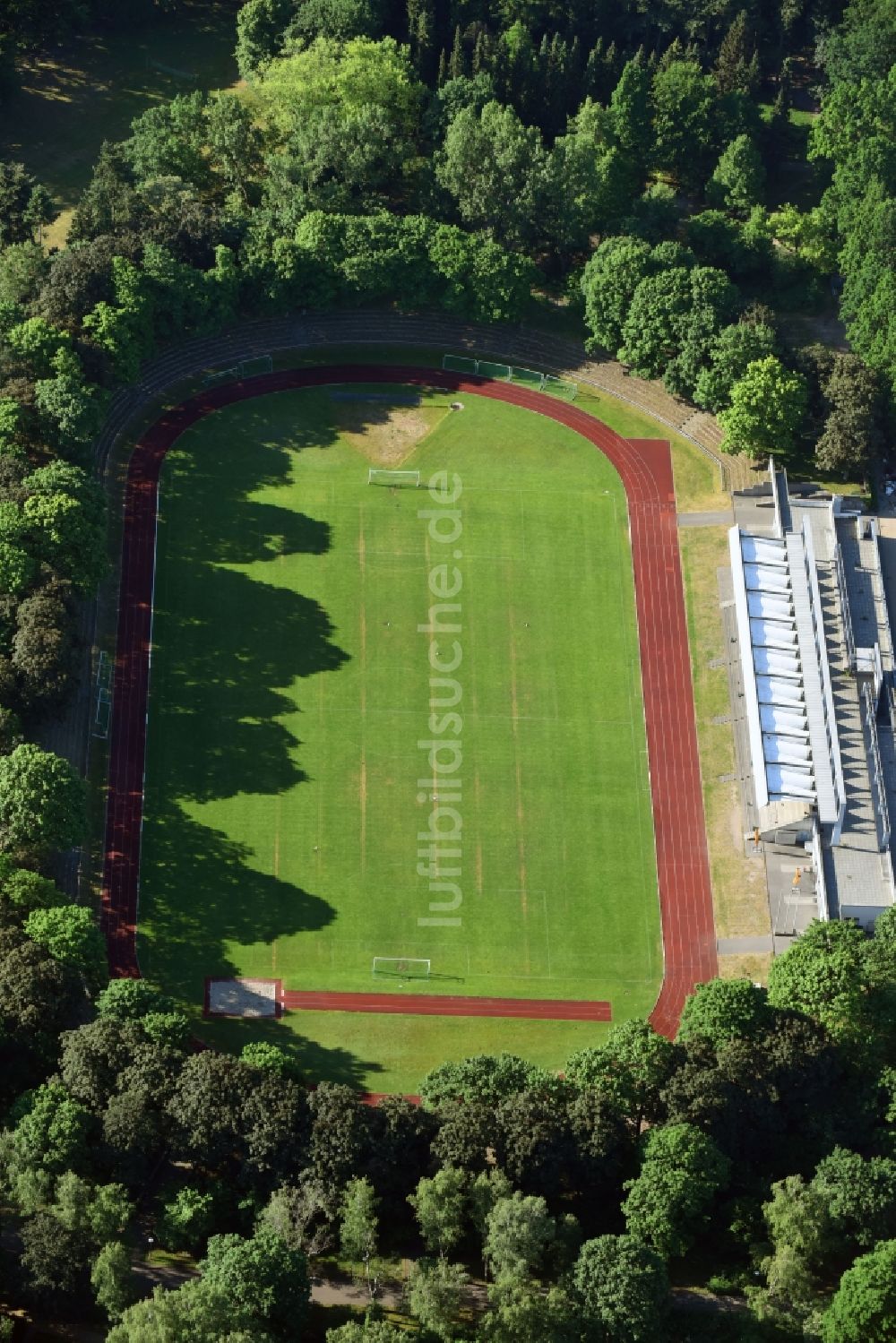 Berlin aus der Vogelperspektive: Ensemble der Sportplatzanlagen TSV Mariendorf 1897 e. V. an der Rixdorfer Str im Ortsteil Mariendorf in Berlin, Deutschland