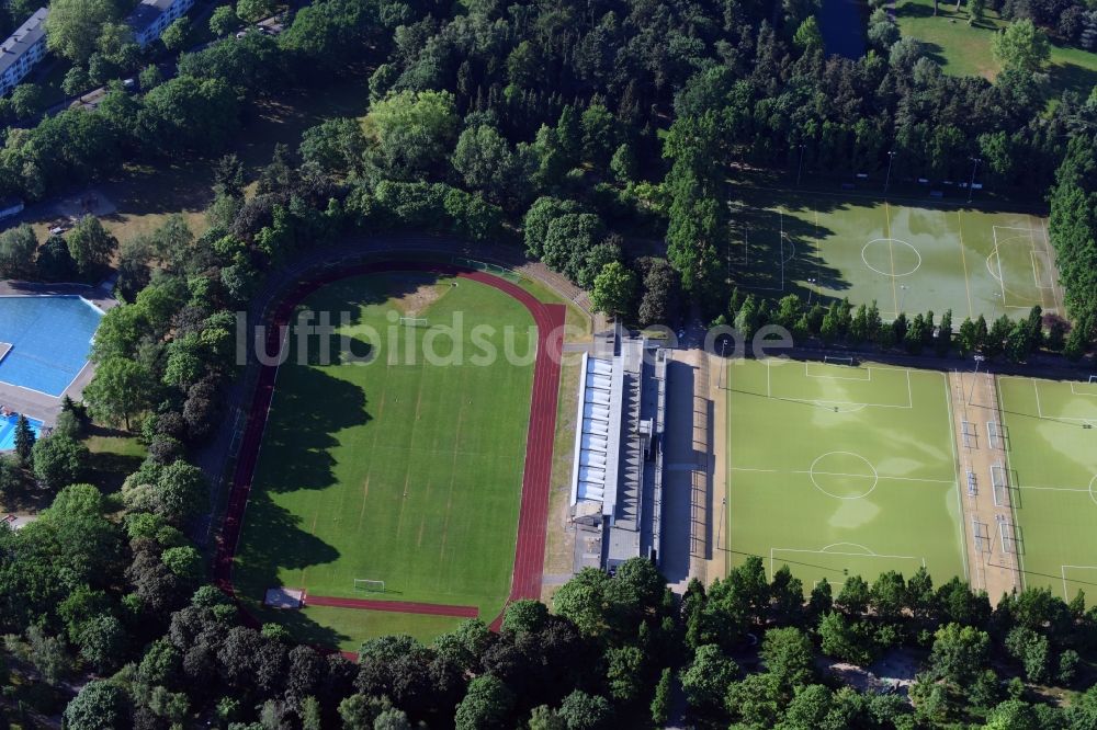 Luftbild Berlin - Ensemble der Sportplatzanlagen TSV Mariendorf 1897 e. V. an der Rixdorfer Str im Ortsteil Mariendorf in Berlin, Deutschland