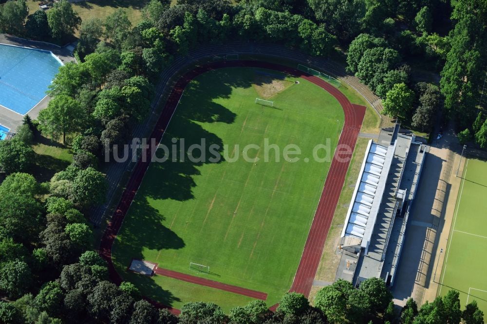 Luftaufnahme Berlin - Ensemble der Sportplatzanlagen TSV Mariendorf 1897 e. V. an der Rixdorfer Str im Ortsteil Mariendorf in Berlin, Deutschland