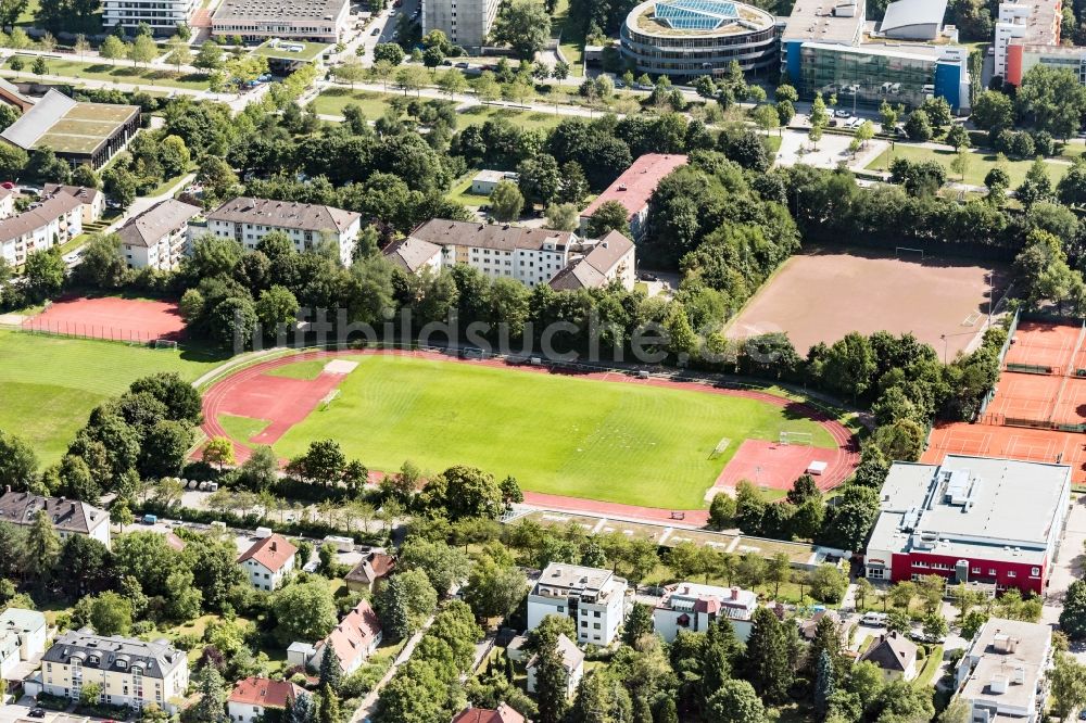 München aus der Vogelperspektive: Ensemble der Sportplatzanlagen TSV München-Milbertshofen e.V. in München im Bundesland Bayern, Deutschland