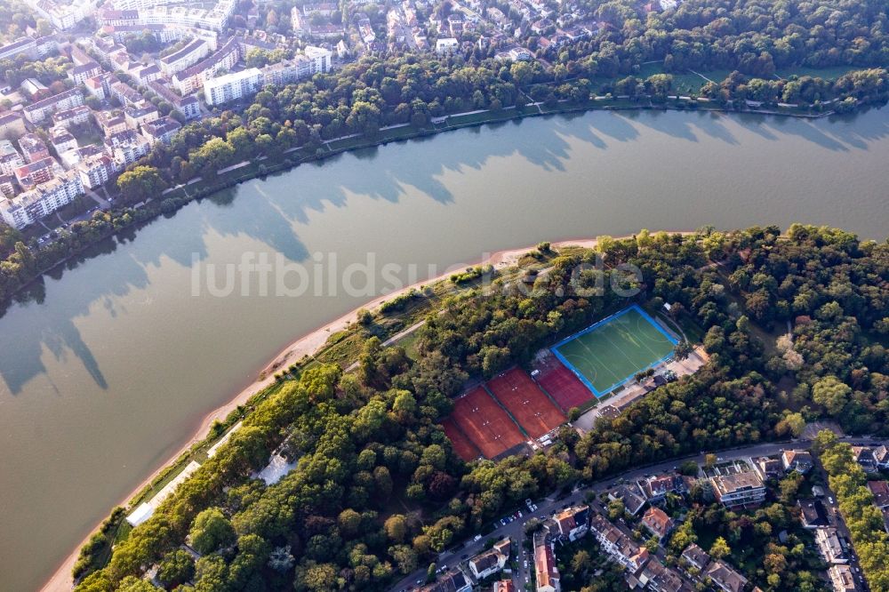 Ludwigshafen am Rhein von oben - Ensemble der Sportplatzanlagen des Turn und Fechtclub 1861 eV auf der Parkinsel in Ludwigshafen am Rhein im Bundesland Rheinland-Pfalz, Deutschland