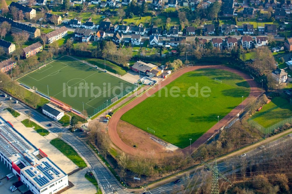 Hattingen von oben - Ensemble der Sportplatzanlagen Turn- und Sportverein Hattingen 1863 e.V. Wildhagen in Hattingen im Bundesland Nordrhein-Westfalen