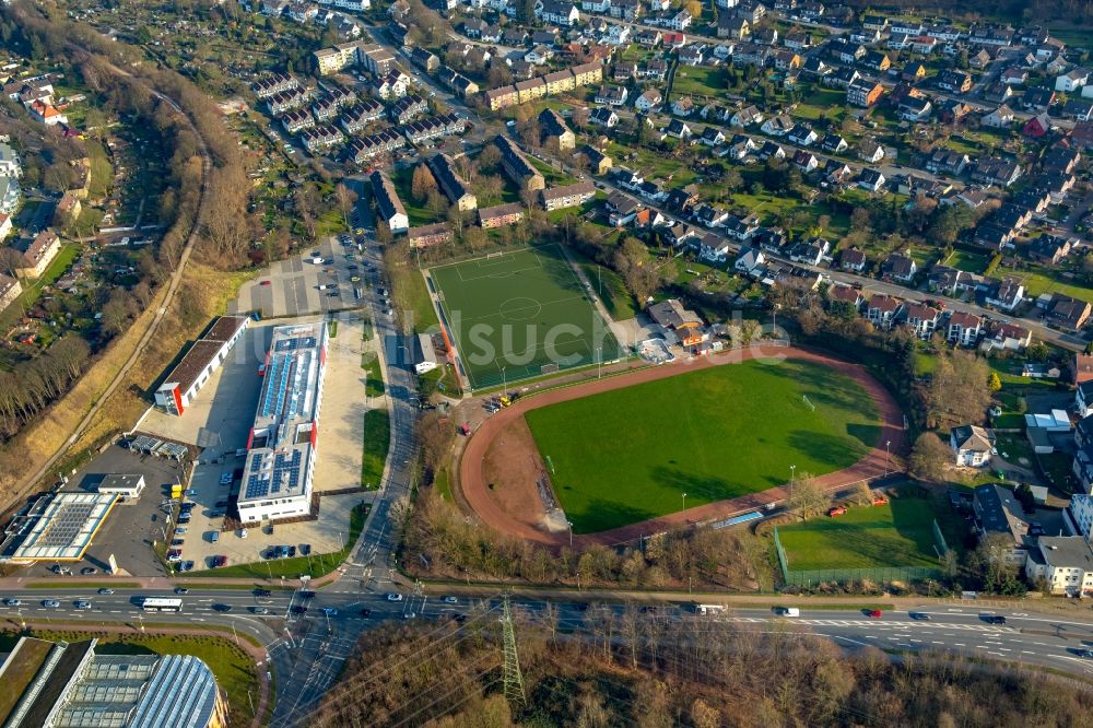 Hattingen aus der Vogelperspektive: Ensemble der Sportplatzanlagen Turn- und Sportverein Hattingen 1863 e.V. Wildhagen in Hattingen im Bundesland Nordrhein-Westfalen