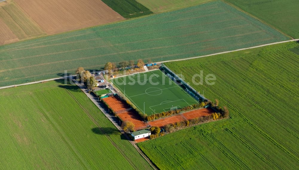 Duisburg aus der Vogelperspektive: Ensemble der Sportplatzanlagen des TuS Mündelheim 1970 in Duisburg im Bundesland Nordrhein-Westfalen, Deutschland