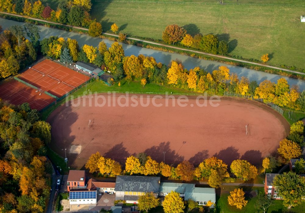 Luftbild Hamm - Ensemble der Sportplatzanlagen am Ufer des Datteln-Hamm-Kanals im Norden des herbstlichen Stadtteils Werries in Hamm im Bundesland Nordrhein-Westfalen