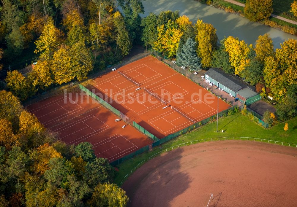 Luftaufnahme Hamm - Ensemble der Sportplatzanlagen am Ufer des Datteln-Hamm-Kanals im Norden des herbstlichen Stadtteils Werries in Hamm im Bundesland Nordrhein-Westfalen