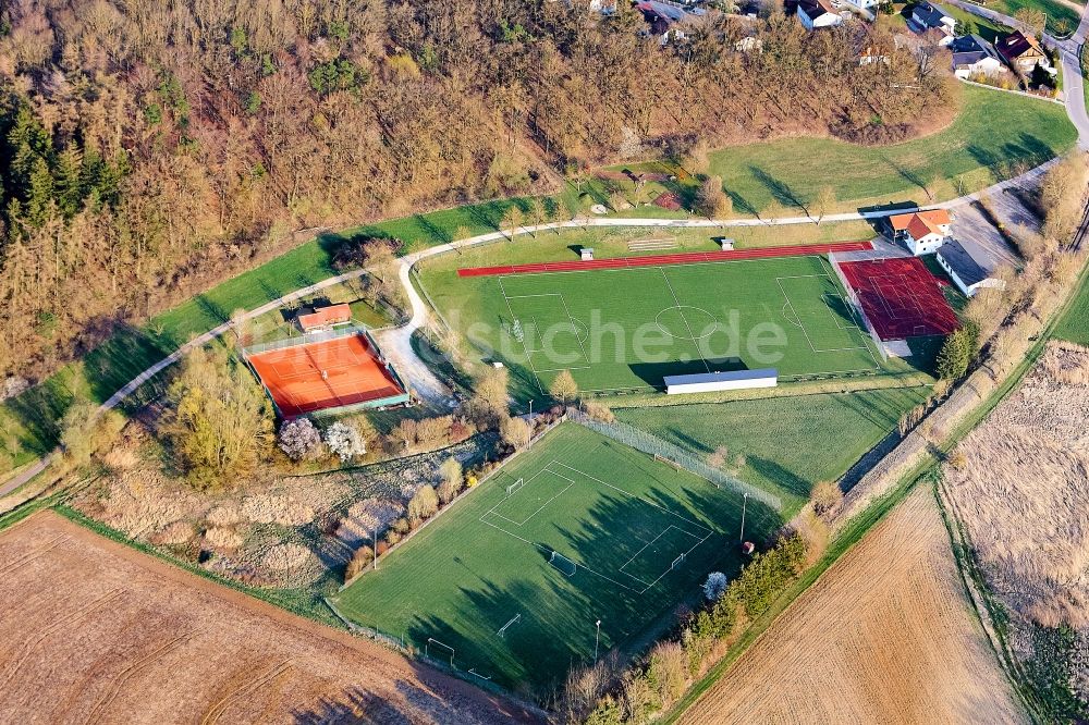 Unterneuhausen aus der Vogelperspektive: Ensemble der Sportplatzanlagen in Unterneuhausen im Bundesland Bayern, Deutschland