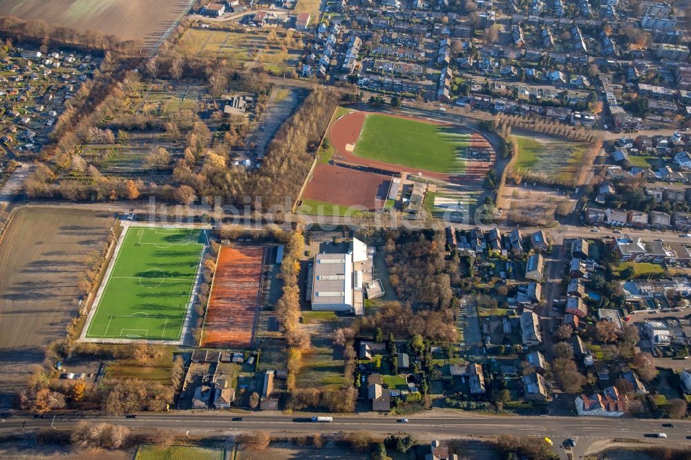 Luftaufnahme Bottrop - Ensemble der Sportplatzanlagen VfB Kirchhellen 1920 e.V. Loewenfeldstraße im Ortsteil Kirchhellen in Bottrop im Bundesland Nordrhein-Westfalen