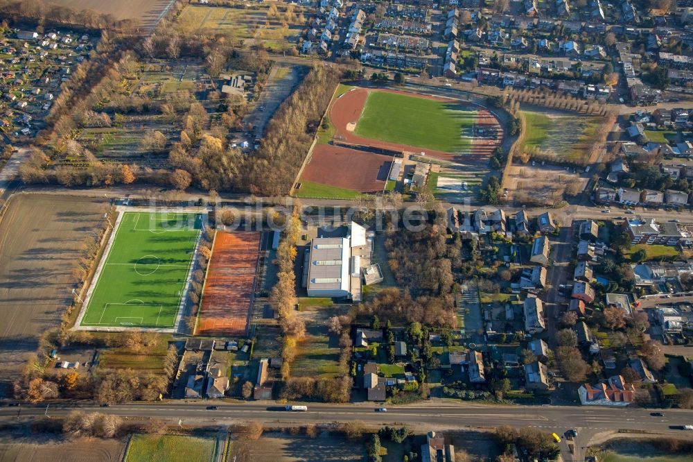 Bottrop von oben - Ensemble der Sportplatzanlagen VfB Kirchhellen 1920 e.V. Loewenfeldstraße im Ortsteil Kirchhellen in Bottrop im Bundesland Nordrhein-Westfalen