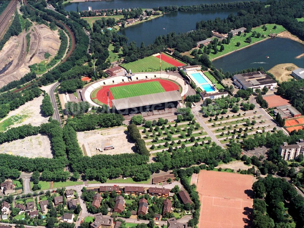 Duisburg von oben - Ensemble der Sportplatzanlagen am Wedaustadion an der Sporthochschule in Duisburg im Bundesland Nordrhein-Westfalen