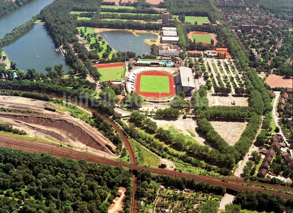 Duisburg aus der Vogelperspektive: Ensemble der Sportplatzanlagen am Wedaustadion an der Sporthochschule in Duisburg im Bundesland Nordrhein-Westfalen