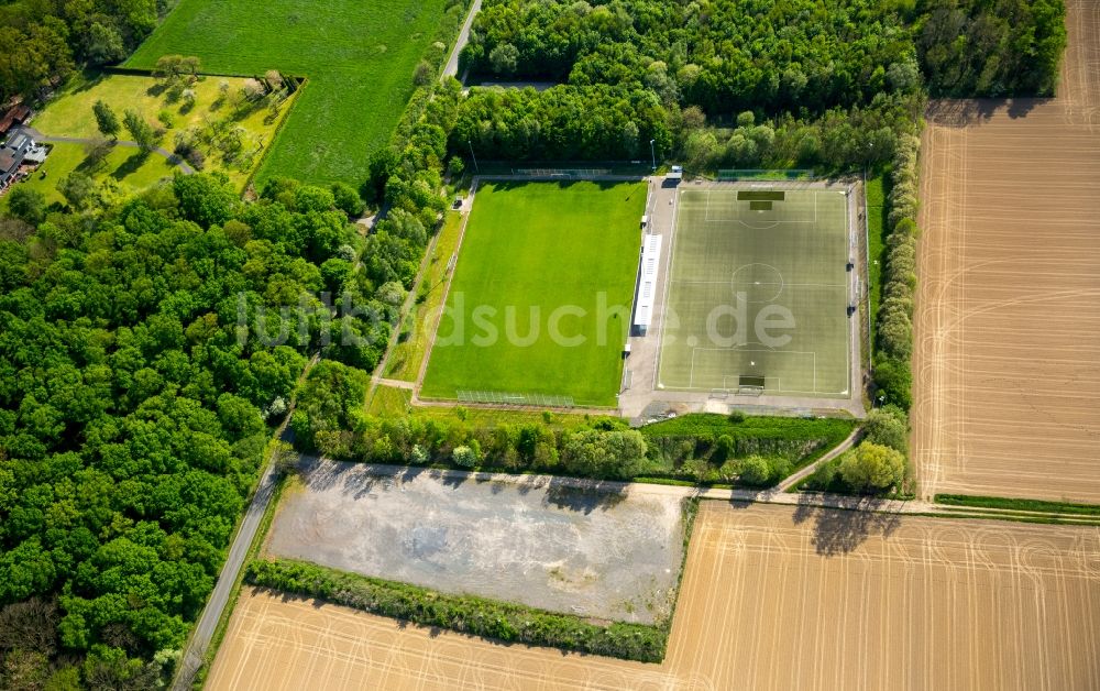 Hamm von oben - Ensemble der Sportplatzanlagen des SV Westfalia Rhynern e.V. in Hamm im Bundesland Nordrhein-Westfalen