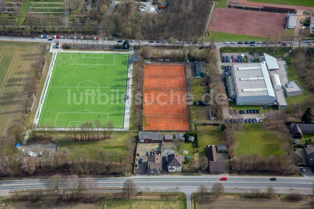 Bottrop aus der Vogelperspektive: Ensemble der Sportplatzanlagen zwischen der Münsterstraße und Loewenfeldstraße in Bottrop im Bundesland Nordrhein-Westfalen - NRW, Deutschland