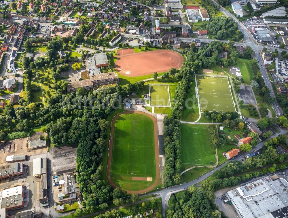 Luftaufnahme Hamm - Ensemble der Sportplatzanlagen zwischen Römerstraße - Im Ruenfeld - Bockumer Weg und Herbert-Sandhoff-Weg in Hamm im Bundesland Nordrhein-Westfalen - NRW, Deutschland