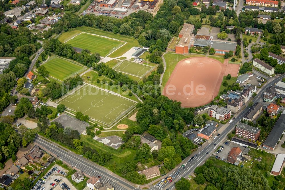 Hamm aus der Vogelperspektive: Ensemble der Sportplatzanlagen zwischen Römerstraße - Im Ruenfeld - Bockumer Weg und Herbert-Sandhoff-Weg in Hamm im Bundesland Nordrhein-Westfalen - NRW, Deutschland