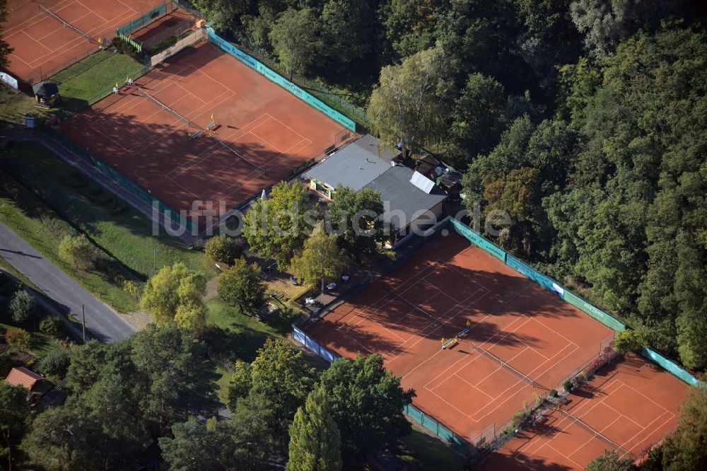 Neuenhagen aus der Vogelperspektive: Ensemble der Tennisplatz- Sportplatzanlagen in Neuenhagen im Bundesland Brandenburg