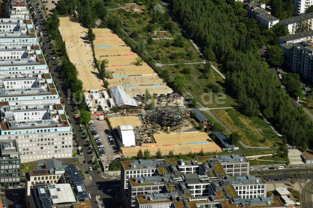 Berlin aus der Vogelperspektive: Ensemble der Volleyballfelder der BeachMitte GmbH an der Caroline-Michaelis-Straße in Berlin, Deutschland