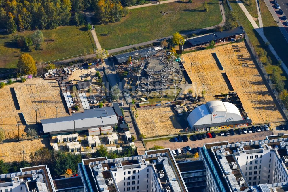 Berlin von oben - Ensemble der Volleyballfelder der BeachMitte GmbH an der Caroline-Michaelis-Straße in Berlin, Deutschland