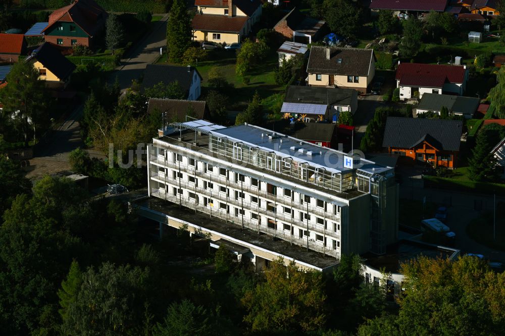 Rheinsberg aus der Vogelperspektive: Entkerntes Gebäude der ehemaligen Hotelanlage Hotel Seeblick Rheinsberg in Flecken Zechlin im Bundesland Brandenburg, Deutschland