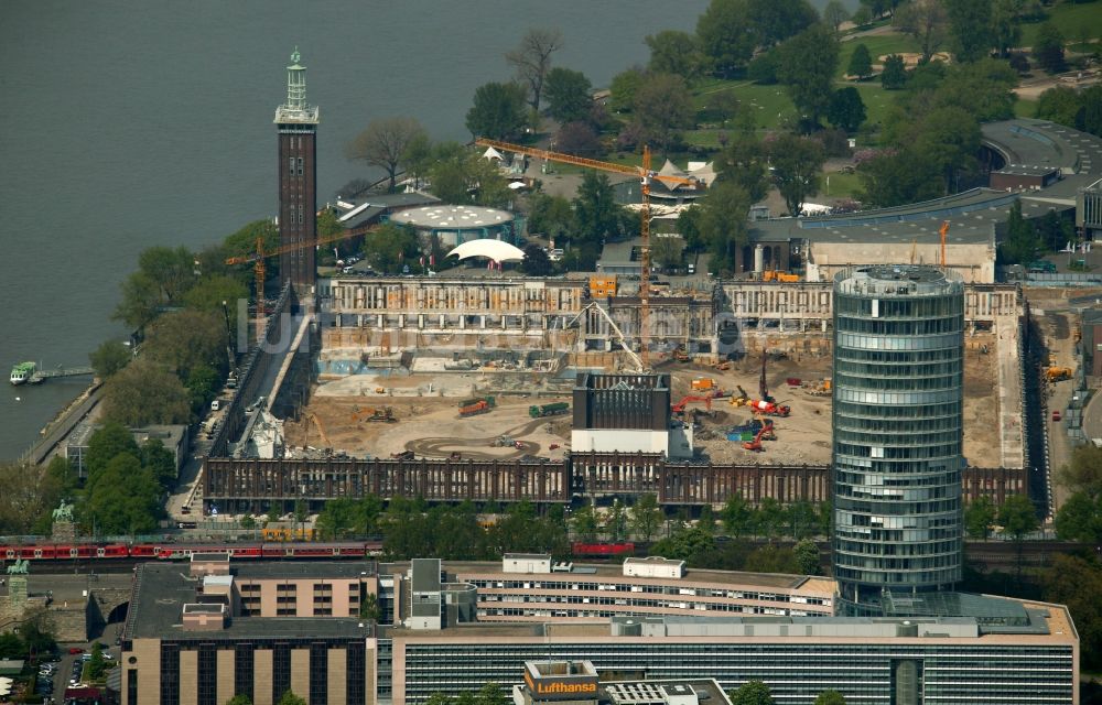 Luftbild Köln - Entkernung und Umbau des Gebäude - Komplexes der Kölner Messe Kölnmesse am Ufer des Rheins in Köln im Bundesland Nordrhein-Westfalen