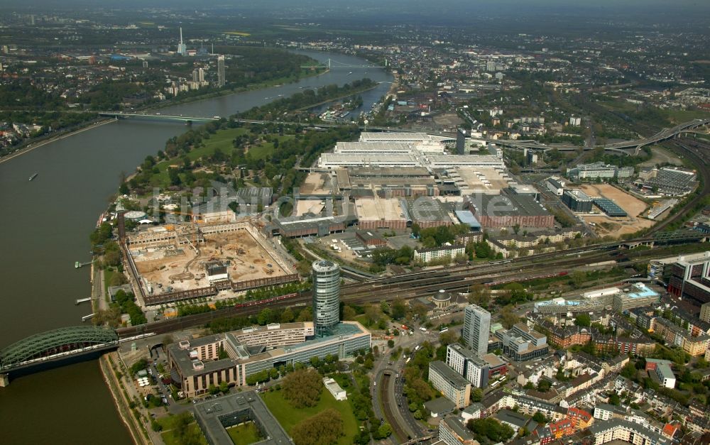 Luftaufnahme Köln - Entkernung und Umbau des Gebäude - Komplexes der Kölner Messe Kölnmesse am Ufer des Rheins in Köln im Bundesland Nordrhein-Westfalen