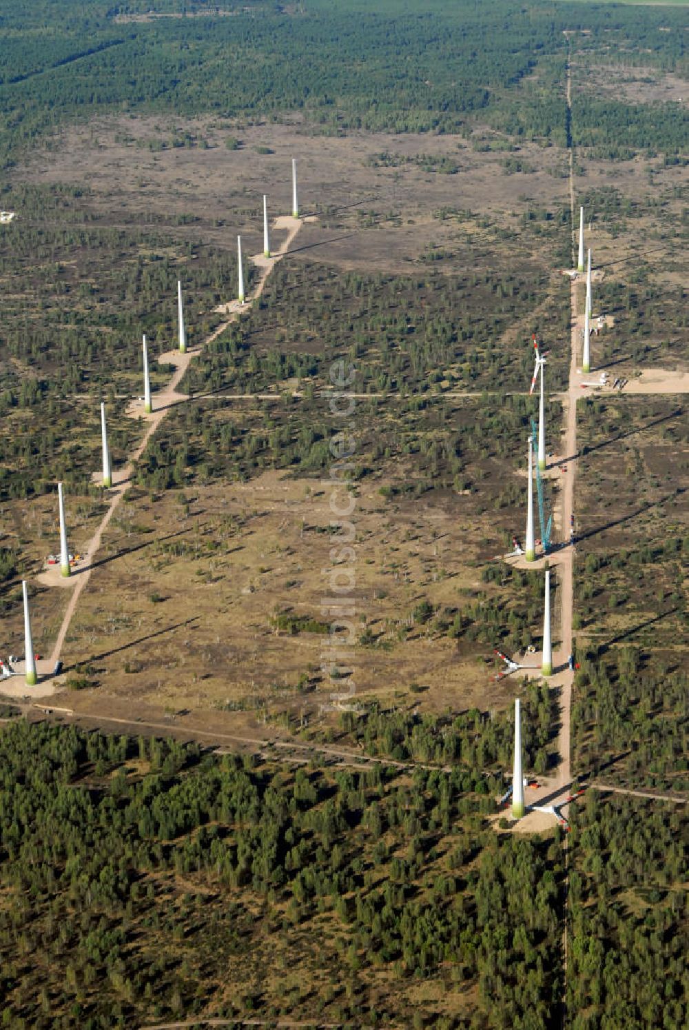 Jüterborg von oben - Entstehung eines Windparks im Teltow - Fläming in Brandenburg