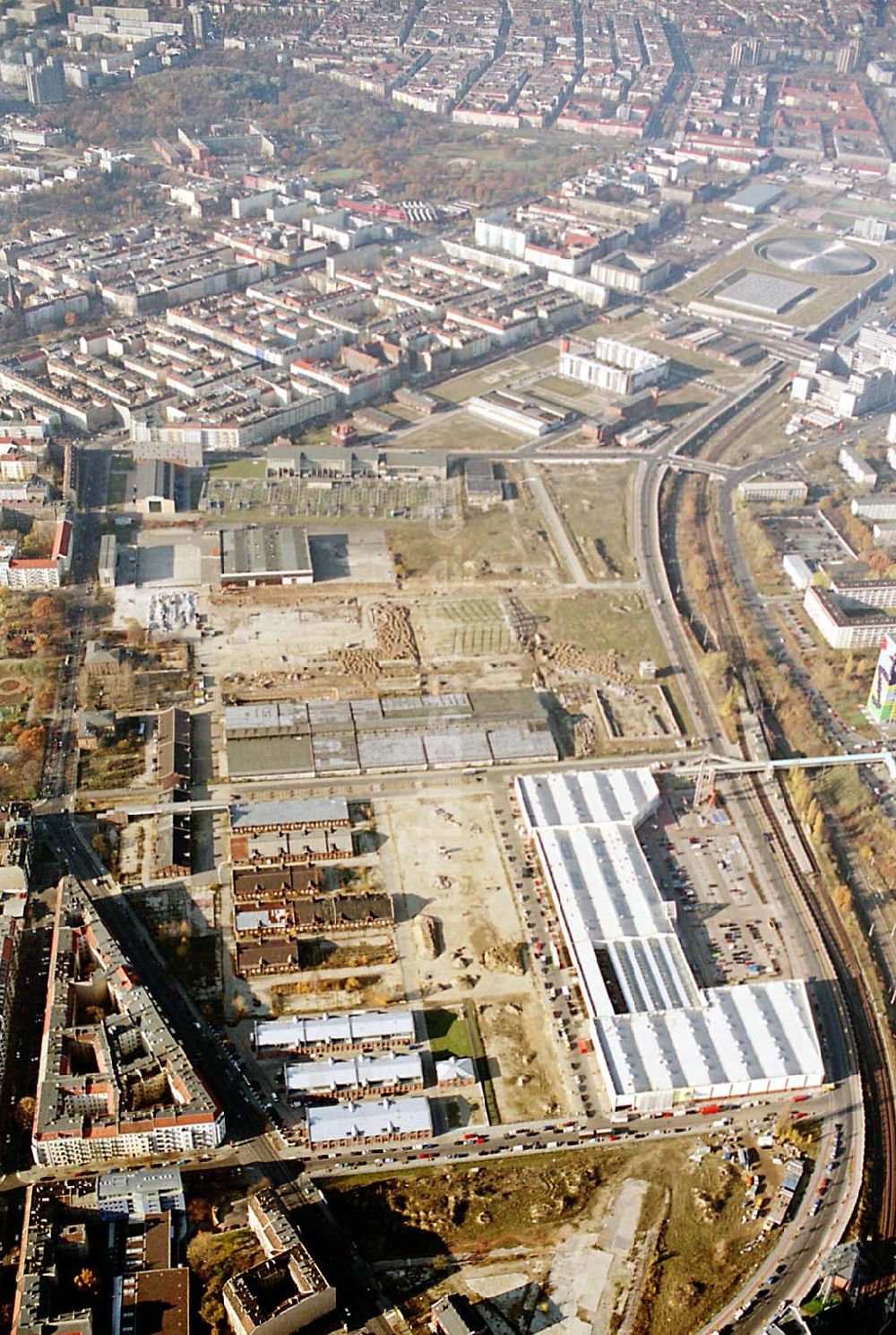 Luftbild Berlin Friedrichshain - Entwicklungs- und Baugelände auf dem Gelände des ehemaligen Schlachthofes Eldenaer Strasse, Storkower Strasse