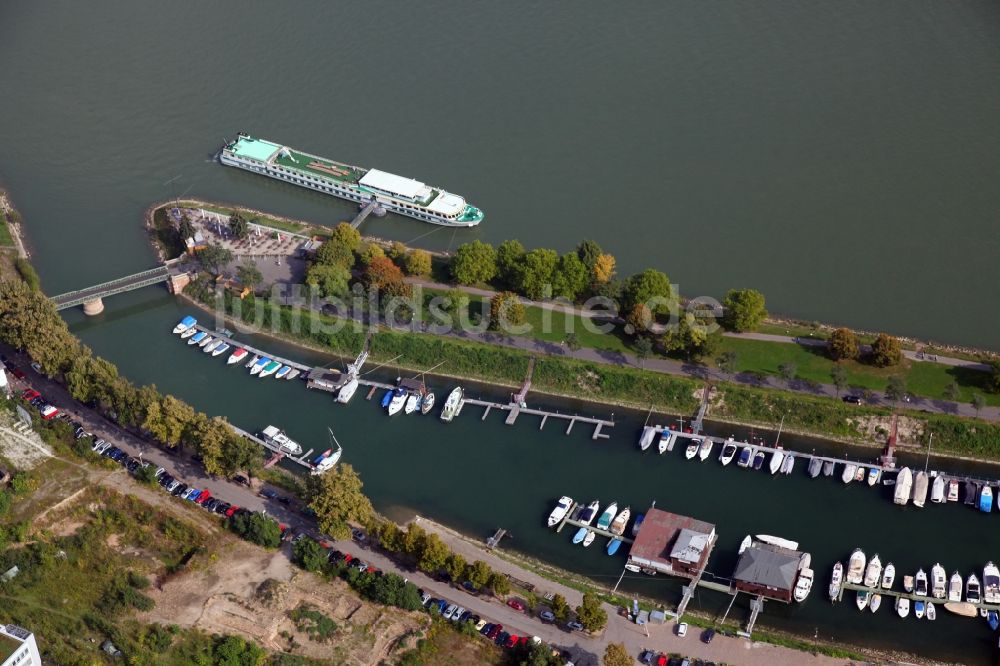 Mainz von oben - Entwicklungsgebiet des Areales Winterhafen am Ufer des Rhein in Mainz im Bundesland Rheinland-Pfalz