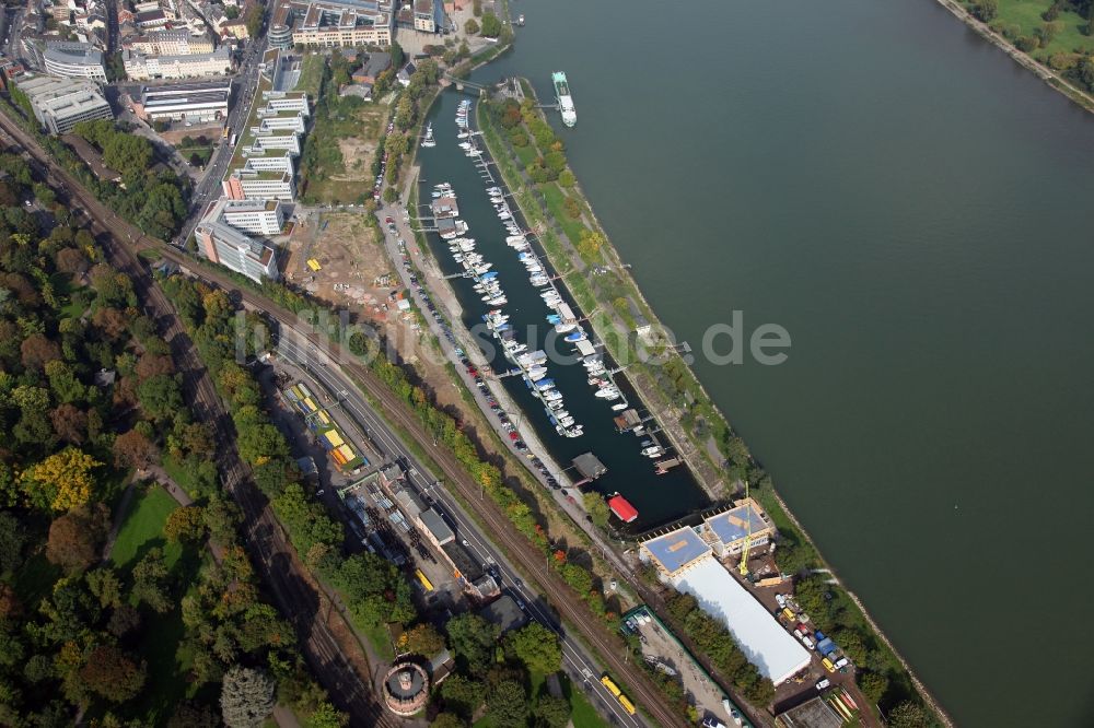 Luftbild Mainz - Entwicklungsgebiet des Areales Winterhafen am Ufer des Rhein in Mainz im Bundesland Rheinland-Pfalz