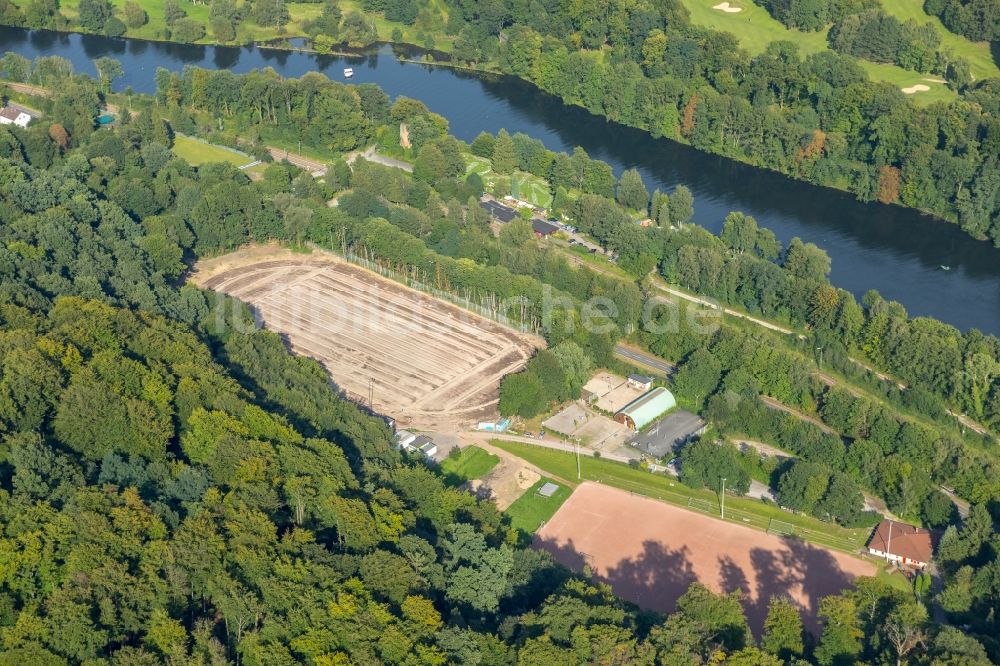 Luftaufnahme Essen - Entwicklungsgebiet und Bauland- Brache eines alten Sportplatzes neben dem Verein der Boulegemeinschaft Kettwig e.V. entlang der Ruhrtalstraße in Essen im Bundesland Nordrhein-Westfalen, Deutschland