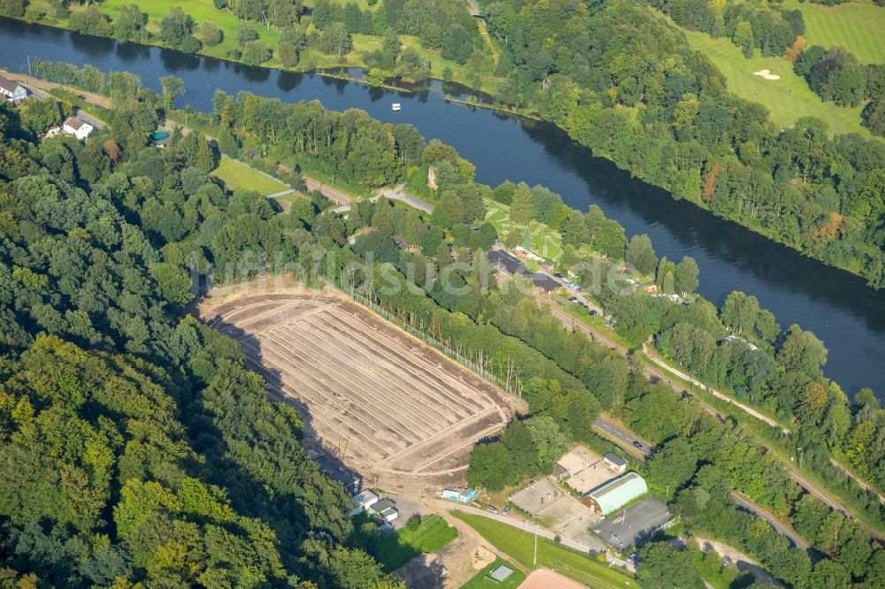 Essen von oben - Entwicklungsgebiet und Bauland- Brache eines alten Sportplatzes neben dem Verein der Boulegemeinschaft Kettwig e.V. entlang der Ruhrtalstraße in Essen im Bundesland Nordrhein-Westfalen, Deutschland